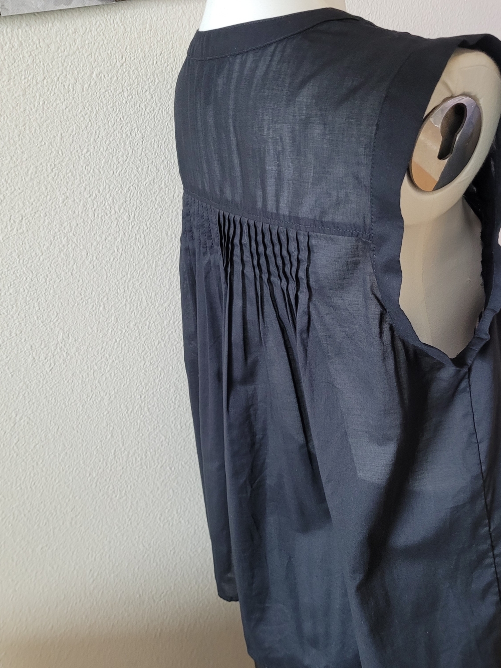 Banana Republic Black Picot Sleeveless Button-Front Pintuck Top - Picture 7 of 11